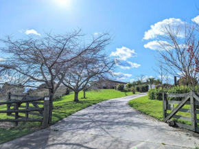 Luxury Lake View farm stay with spa pool, Rotorua